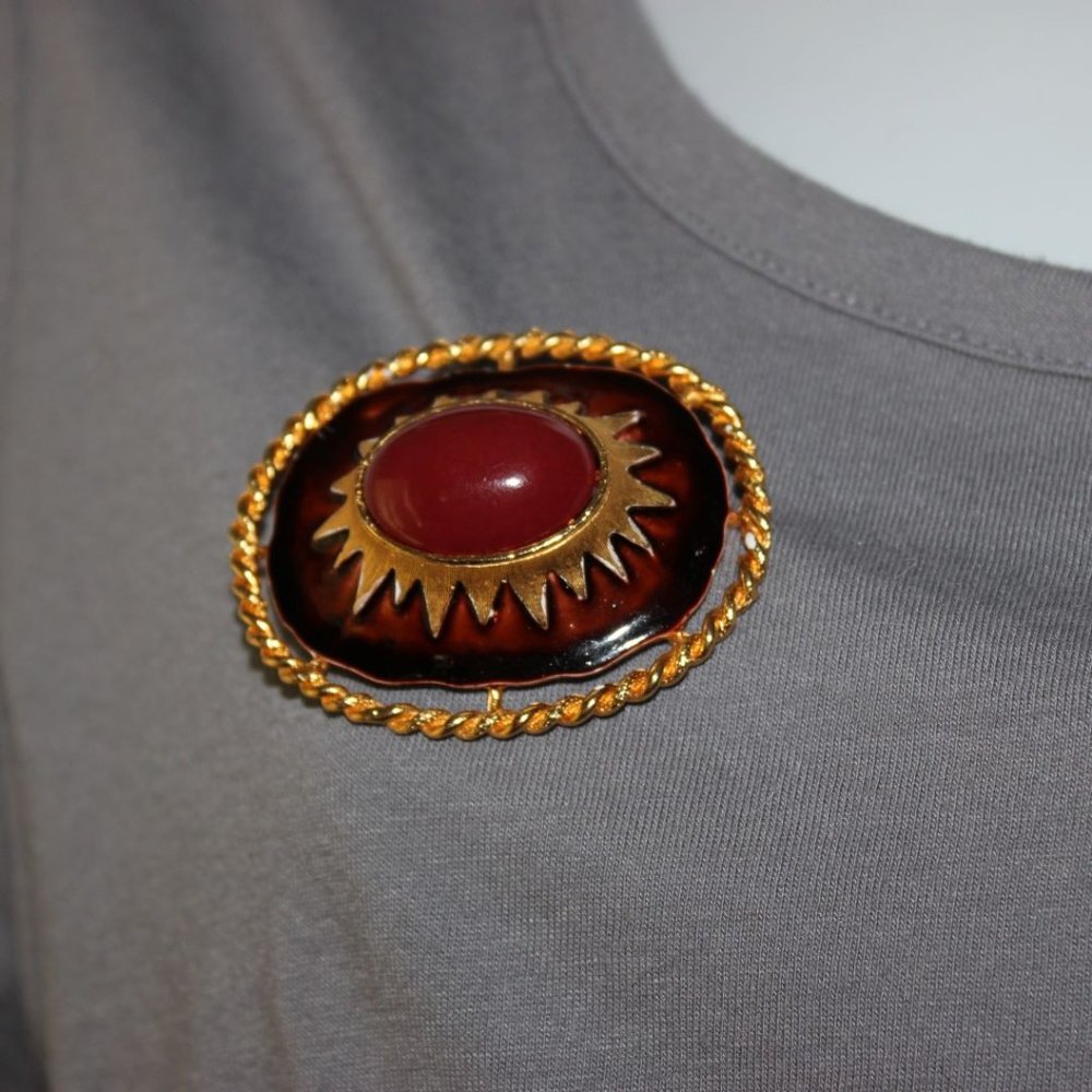 Cadoro Signed Oval Sunburst Brooch Gold Tone Brownish Red Cabochon